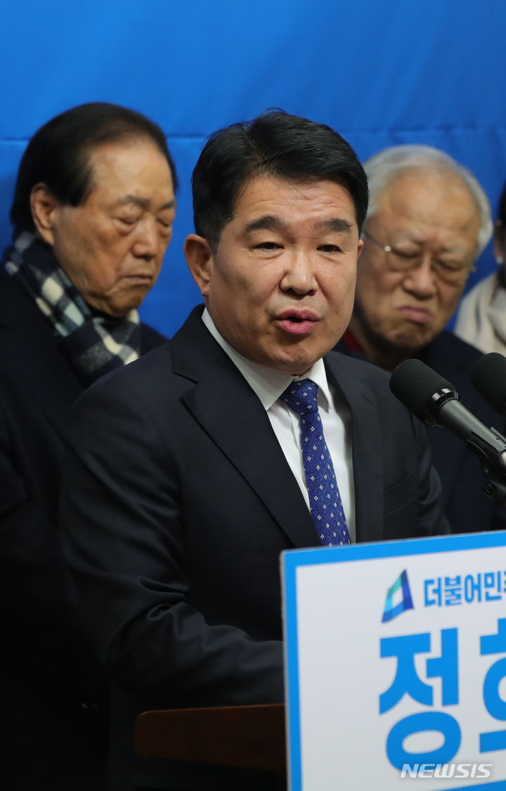 [전주=뉴시스] 김얼 기자 = 정희균 전 노무현재단 전북 공동대표가 28일 전북 전주시 전북도의회 기자회견장에서 완주·진안·무주·장수 선거구 출마 기자회견을 열고 질의에 답변하고 있다. 2023.12.28. pmkeul@nwsis.com