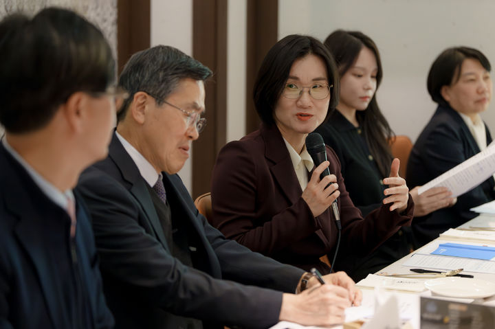 [세종=뉴시스]김영미 저출산고령사회위원회 부위원장이 지난 27일 오후 민간위원 간담회에서 발언하는 모습. (사진=저고위 제공) 2023.12.28. photo@newsis.com *재판매 및 DB 금지