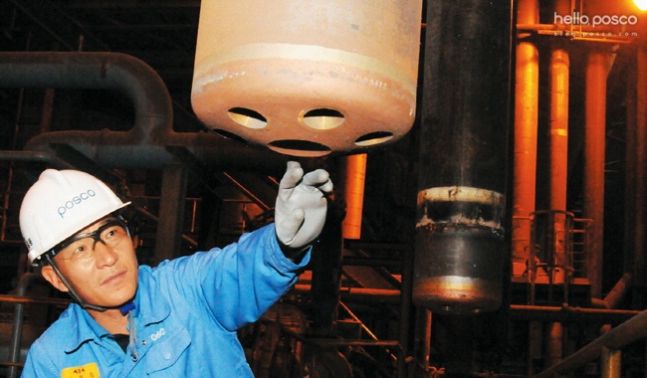 [서울=뉴시스] 포스코명장 1호인 조길동 포스코 광양 제강부 상무보가 현장에서 설비를 살펴보고 있다. (사진=포스코) 2023.12.29 photo@newsis.com *재판매 및 DB 금지