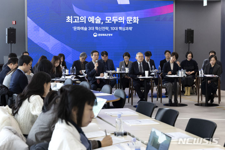 [서울=뉴시스] 박진희 기자 = 유인촌 문화체육관광부 장관이 28일 서울 서대문구 모두예술극장에서 최고의 예술, 모두의 문화를 위한&nbsp; '문화예술 3대 혁신전략, 10대 핵심과제'를 발표하고 있다. 2023.12.28. pak7130@newsis.com
