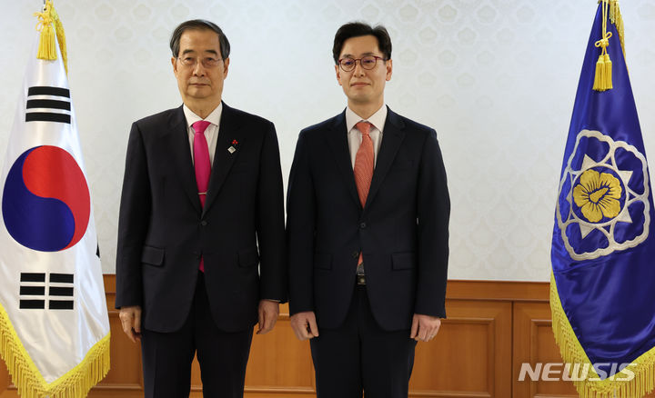 [서울=뉴시스] 김명원 기자 = 한덕수 국무총리가 28일 오전 서울 종로구 정부서울청사에서 열린 차관급 임명장 수여식에 참석해 손영택 총리비서실장에게 임명장을 수여후 기념촬영을 하고 있다. 2023.12.28. kmx1105@newsis.com
