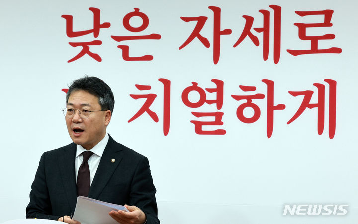 [서울=뉴시스] 고범준 기자 = 박정하 국민의힘 수석대변인이 28일 오전 서울 여의도 국회에서 비상대책위원회 위원 임명 관련 브리핑을 하고 있다. 2023.12.28. bjko@newsis.com