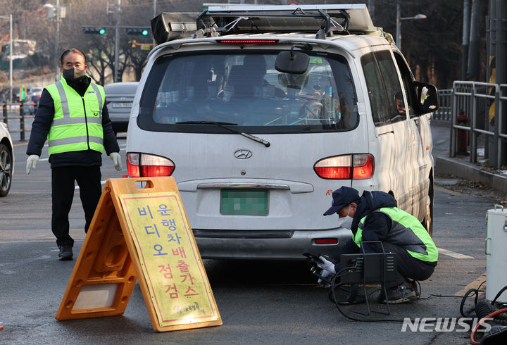 [서울=뉴시스]&nbsp; 운행차 배출가스 저감장치 점검 모습. 2023.12.28. ks@newsis.com **위 사진은 기사 내용과 무관합니다. 