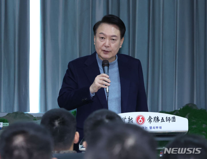[연천=뉴시스] 조수정 기자 = 윤석열 대통령이 28일 경기 연천군 군사분계선 전방부대인 육군제5보병사단 열쇠전망대를 찾아 모두발언 하고 있다. 2023.12.28. chocrystal@newsis.com