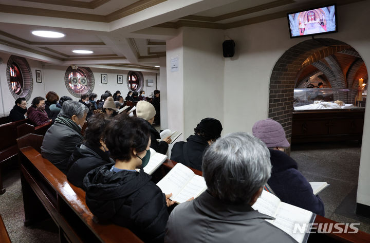 [서울=뉴시스] 권창회 기자 = 천주교 서울대교구는 원로 정의채(세례명 바오로) 몬시뇰이 27일 노환으로 선종했다고 전했다. 28일 오전 서울 중구 명동대성당 지하성당에 정 몬시뇰의 빈소가 마련돼 있다. 2023.12.28. kch0523@newsis.com