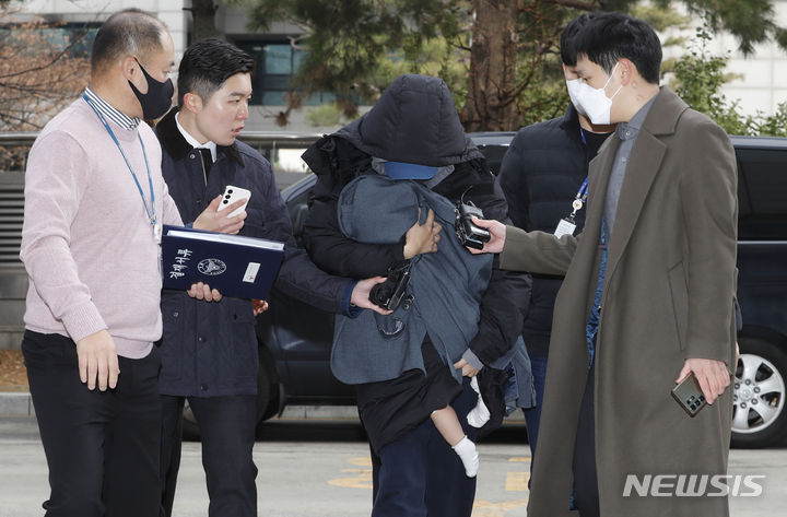 [인천=뉴시스] 김동영 기자 = 서울 강남 소재 유흥업소 여실장과 함께 배우 고(故) 이선균(48)씨를 협박, 금품을 갈취한 혐의로 사전 구속영장이 청구된 20대 여성 A씨가 28일 오후 인천 미추홀구 인천지법에서 구속 전 피의자 심문(영장실질심사)에 출석하기 위해 이동하고 있다. 2023.12.28. dy0121@newsis.com