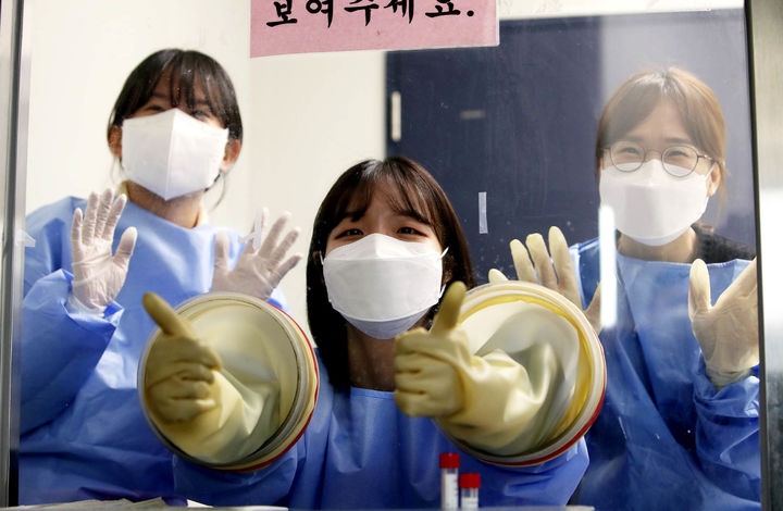 [광주=뉴시스] 변재훈 기자 = 28일 광주 북구 코로나19 선별진료소에서 의료진이 운영 종료 안내문을 붙인 뒤 기념촬영을 하고 있다. (사진=광주 북구 제공) 2023.12.28. photo@newsis.com *재판매 및 DB 금지