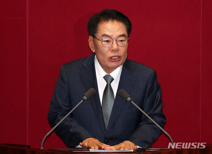 [서울=뉴시스] 이영환 기자 = 백재현 신임 국회사무총장이 28일 오후 서울 여의도 국회에서 열린 제411회국회(임시회) 제3차 본회의에서 인사말을 하고 있다. 2023.12.28. 20hwan@newsis.com