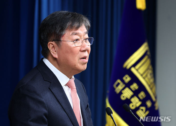 [서울=뉴시스] 전신 기자 = 김대기 비서실장이 28일 서울 용산 대통령실 청사에서 인사 발표 관련 브리핑을 하고 있다. 2023.12.28. photo1006@newsis.com