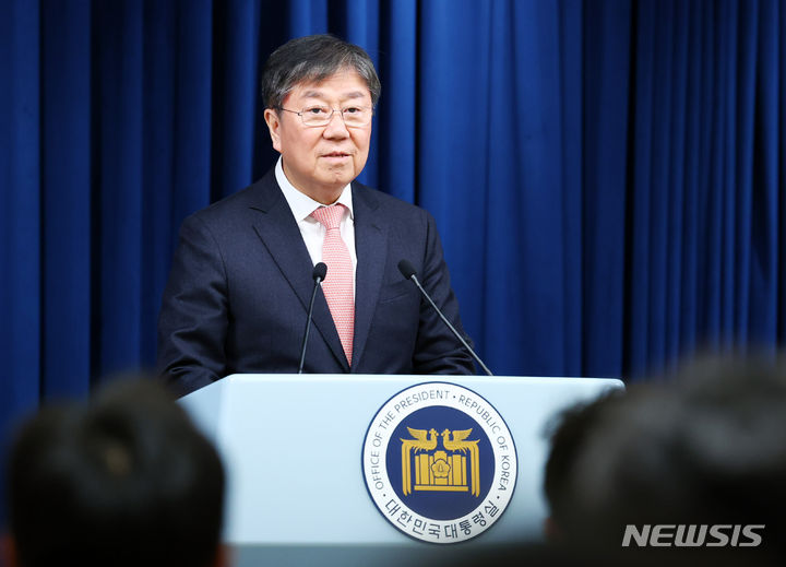 [서울=뉴시스] 전신 기자 = 김대기 비서실장이 28일 서울 용산 대통령실 청사에서 인사 발표 관련 브리핑을 하고 있다. 2023.12.28. photo1006@newsis.com