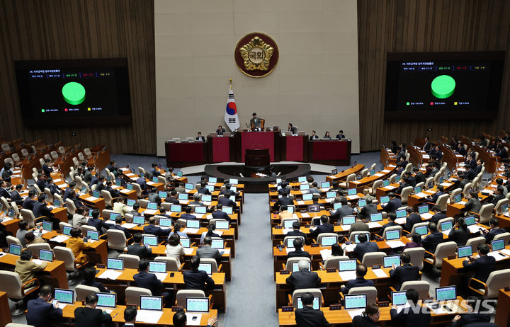 [서울=뉴시스] 이영환 기자 = 28일 오후 서울 여의도 국회에서 열린 제411회국회(임시회) 제3차 본회의에서 의료급여법 일부개정법률안이 재적 298인, 재석 271인, 찬성 271인으로 가결되고 있다. 2023.12.28. 20hwan@newsis.com