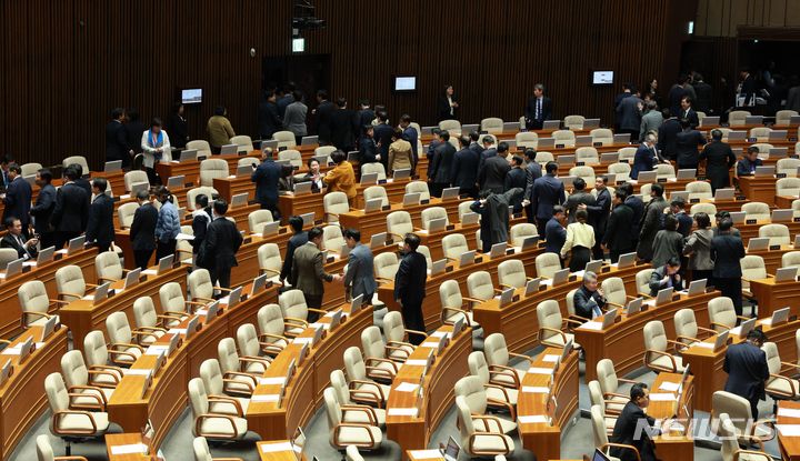 [서울=뉴시스] 고범준 기자 = 지난달 28일 오후 서울 여의도 국회에서 열린 제411회국회(임시회) 제3차 본회의에서 야당 의원들이 '김건희 여사 특검법'과 '대장동 특검법' 등 이른바 '쌍특검법'을 가결시키고 산회되자 본회의장을 나가고 있다.  2023.12.28. bjko@newsis.com