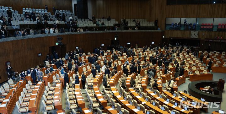 [서울=뉴시스] 고범준 기자 = 28일 오후 서울 여의도 국회에서 열린 제411회국회(임시회) 제3차 본회의에서 야당 의원들이 '김건희 여사 특검법'과 '대장동 특검법' 등 이른바 '쌍특검법'을 가결시키고 산회되자 본회의장을 나가고 있다. 2023.12.28. bjko@newsis.com