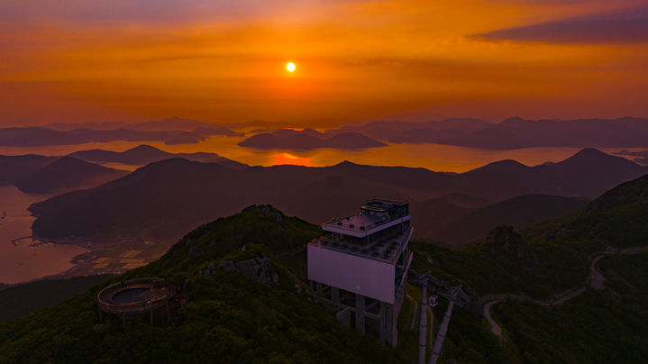 [거제=뉴시스] 신정철 기자= 거제 파노라마 케이블카가 2024년 새해를 기점으로 거제시 동부면 저녁 하늘을 밝힐 '일몰조명 케이블카'를 운영할 예정이다.사진은 거제케이블카 윤슬정류정 일몰 전경.(사진=거제케이블카(주) 제공).2023.12.29. photo@newsis.com *재판매 및 DB 금지