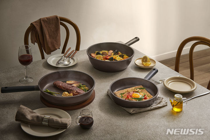 [서울=뉴시스] 쿠쿠, 8중 코팅의 킨델 인덕션 프라이팬·웍팬 신제품 출시. (사진=쿠쿠 제공) 2023.12.29. photo@newsis.com