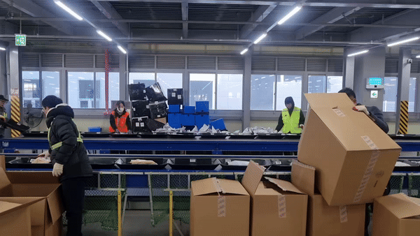 [인천=뉴시스]한진 GDC 1층 특송 통관장 컨베이어 밸트에서 작업하는 모습(사진=안경무 기자) 2023.12.29 photo@newsis.com *재판매 및 DB 금지 *재판매 및 DB 금지