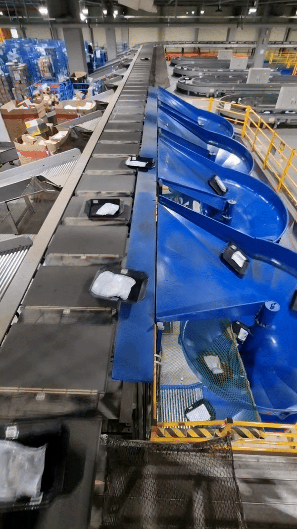 [인천=뉴시스] 한진 인천 GDC 자동분류기를 통해 직구 물품들이 분류되고 있다.(사진=안경무 기자) 2023.12.29 photo@newsis.com *재판매 및 DB 금지 *재판매 및 DB 금지