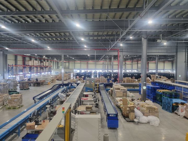 [인천=뉴시스] 한진 GDC 3층에 쌓여있는 역직구 물량의 모습. 이 물량은 비행 시간에 맞춰 피킹과 패킹이 이뤄진다. (사진=안경무 기자) 2023.12.29 photo@newsis.com *재판매 및 DB 금지