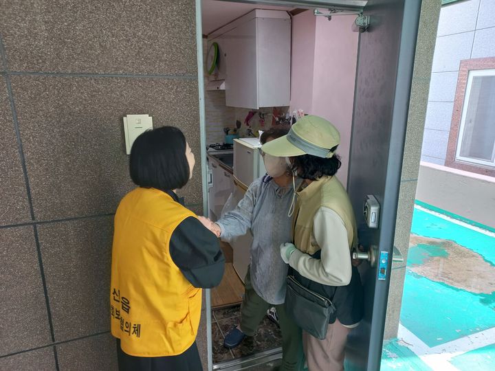 [울산=뉴시스] = 지난해 12월29일 울산 지역사회보장협의체 직원이 지역 주민의 안부를 살피는 모습. (사진=울주군 제공) 2023.12.29. you00@newsis.com *재판매 및 DB 금지