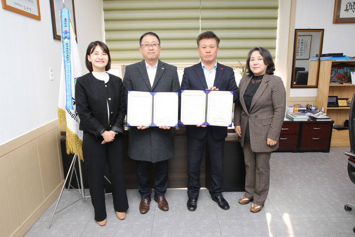 29일 정읍시는 사회복지법인 굿네이버스와 아동보호전문기관 운영을 위한 위·수탁 계약을 체결했다. 이학수 시장을 비롯한 관계자들이 협약 체결 후 기념사진을 찍고 있다. *재판매 및 DB 금지