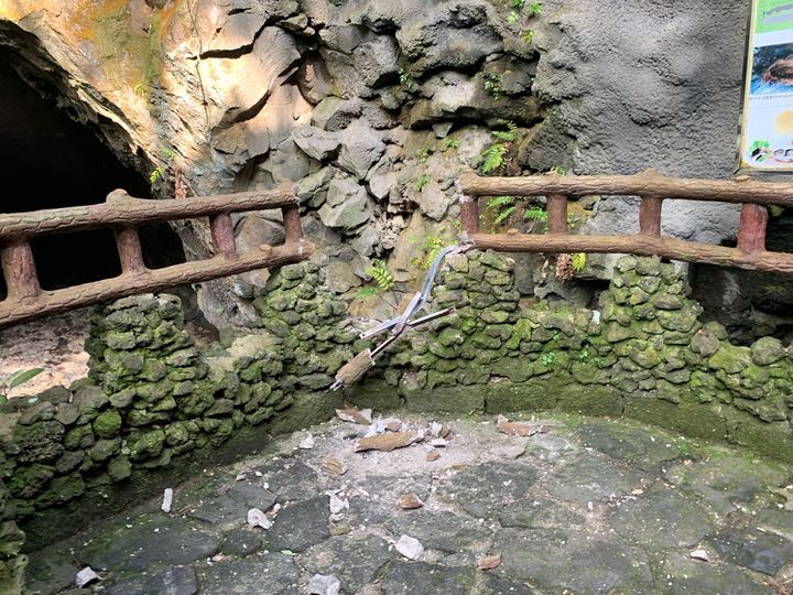 [제주=뉴시스] 29일 오전 제주시 구좌읍 소재 낙석으로 만장굴 입구 부분이 파손돼 있다. (사진=제주도 제공) 2023.12.29. photo@newsis.com *재판매 및 DB 금지