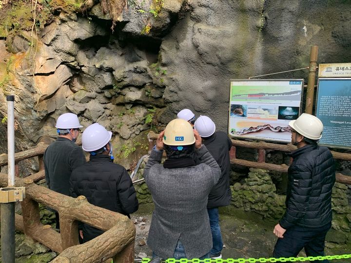 [제주=뉴시스] 제주도 소속 지질 학예연구사들이 29일 오후 제주시 구좌읍 소재 만장굴 입구 낙석 발생상황을 확인하고 있다. (사진=제주도 제공) 2023.12.29. photo@newsis.com *재판매 및 DB 금지