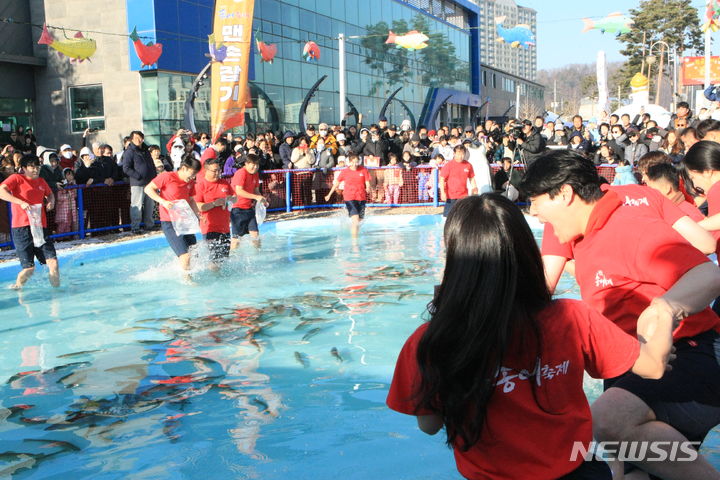 [평창=뉴시스] 김의석 기자 = 29일 오후 평창군 진부면 오대천 일원에서 열린 대한민국 대표 겨울축제 '평창송어축제'에서 참가자들이 송어맨손잡기를 하고 있다. '평창송어축제'는 이달 29일부터 내년 1월 28일까지 한달간 열린다. 2023.12. 29. cw32784@newsis.com