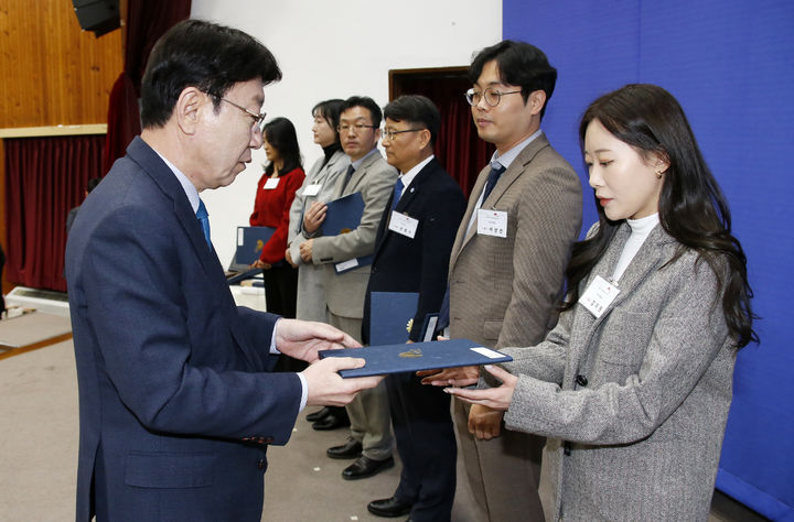 전북 전주시는 29일 시청 강당에서 우범기 전주시장을 비롯한 공무원과 유공시민 등 200여 명이 참석한 가운데 ‘2023년 전주시 유공시민 시상식’을 개최했다.(전주시 제공) *재판매 및 DB 금지