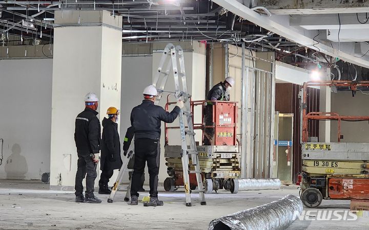 [영주=뉴시스] 김진호 기자 = 15년여 동안 방치돼 흉물스럽던 소백산영주스파리조트 실내 워터파크가 깨끗한 모습으로 보수되고 있다. 2023.12.29&nbsp; kjh9326@newsis.com