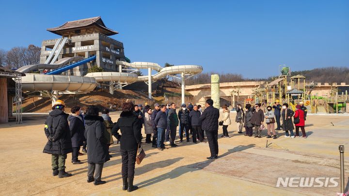 [영주=뉴시스] 김진호 기자 = 경북 영주시 통장 및 시민들이 29일 소백산영주스파리조트 실외 워터파크 보수공사 현장을 둘러보고 있다. 2023.12.29 kjh9326@newsis.com