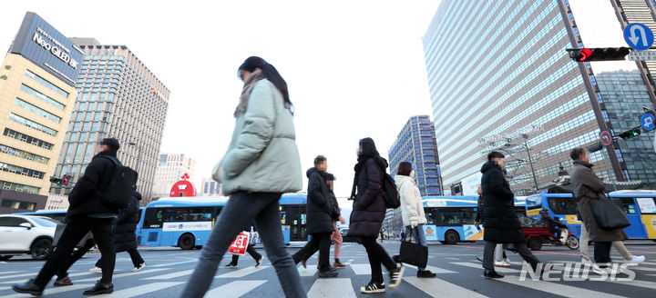 [서울=뉴시스] 최진석 기자 = 서울 광화문 네거리에서 직장인들이 출근하고 있다. 2023.12.29. myjs@newsis.com