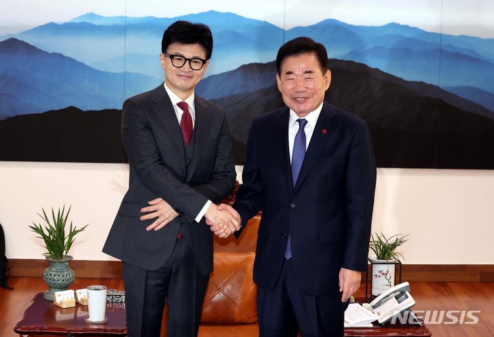 [서울=뉴시스] 조성봉 기자 = 김진표 국회의장이 29일 오전 서울 여의도 국회의장실을 예방한 한동훈 국민의힘 비상대책위원장과 악수하고 있다.2023.12.29. suncho21@newsis.com