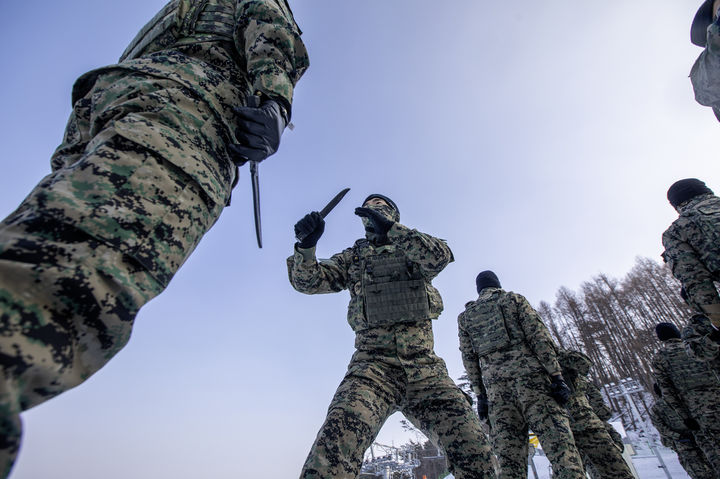 [서울=뉴시스] 육군특수전사령부 비호여단 돌풍대대 장병들이 지난 27일부터 내년 1월 5일까지 강원도 대관령 황병산 훈련장에서 갑진년 새해 첫 설한지 극복훈련을 실시하고 있다. 사진은 특전사 장병들이 특공무술훈련을 통해 근접격투로 적을 일격에 제압하는 실전능력을 배양하는 모습. (사진=육군 제공) 2023.12.29. photo@newsis.com *재판매 및 DB 금지