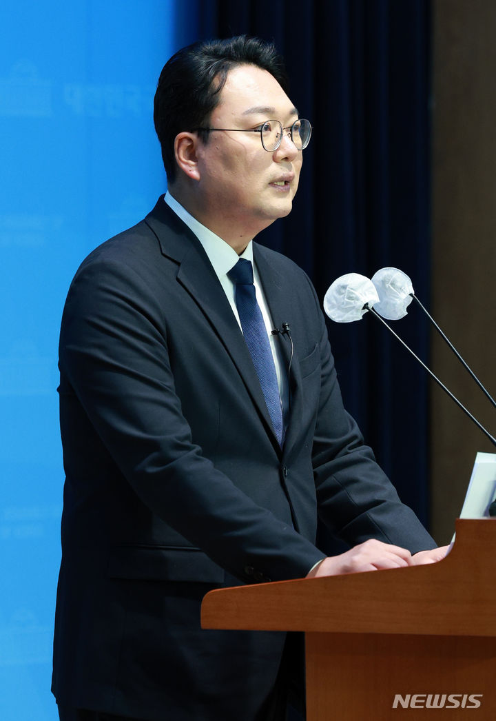 [서울=뉴시스] 고범준 기자 = 천하람 국민의힘 전남 순천갑 당협위원장이 29일 오전 서울 여의도 국회 소통관에서 국민의힘 탈당 기자회견을 하고 있다. 2023.12.29. bjko@newsis.com