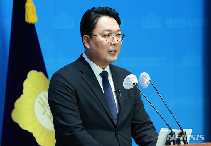 [서울=뉴시스] 고범준 기자 = 천하람 국민의힘 전남 순천갑 당협위원장이 29일 오전 서울 여의도 국회 소통관에서 국민의힘 탈당 기자회견을 하고 있다. 2023.12.29. bjko@newsis.com