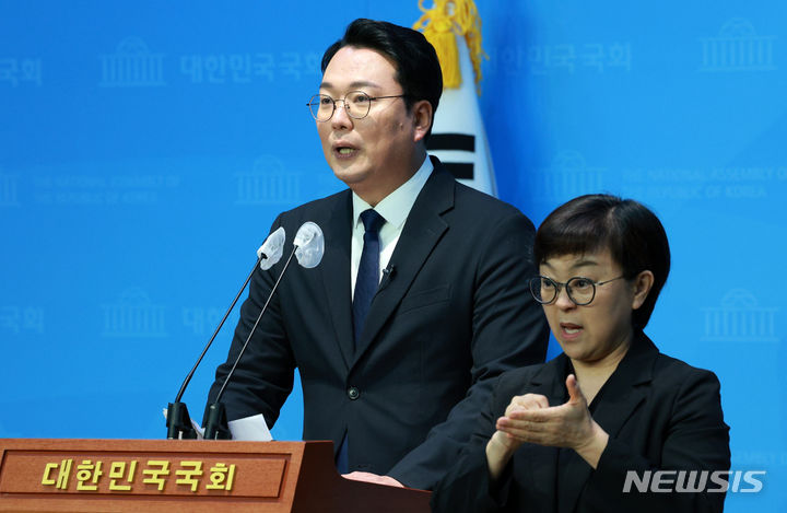 [서울=뉴시스] 고범준 기자 = 천하람 국민의힘 전남 순천갑 당협위원장이 29일 오전 서울 여의도 국회 소통관에서 국민의힘 탈당 기자회견을 하고 있다. 2023.12.29. bjko@newsis.com