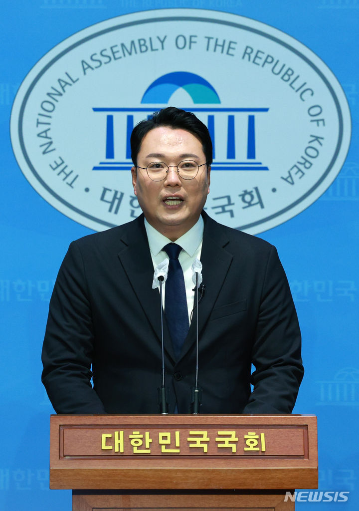 [서울=뉴시스] 고범준 기자 = 천하람 국민의힘 전남 순천갑 당협위원장이 29일 오전 서울 여의도 국회 소통관에서 국민의힘 탈당 기자회견을 하고 있다. 2023.12.29. bjko@newsis.com