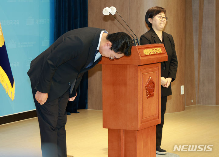 [서울=뉴시스] 고범준 기자 = 천하람 국민의힘 전남 순천갑 당협위원장이 29일 오전 서울 여의도 국회 소통관에서 국민의힘 탈당 기자회견을 마치고 고개숙여 인사하고 있다. 2023.12.29. bjko@newsis.com