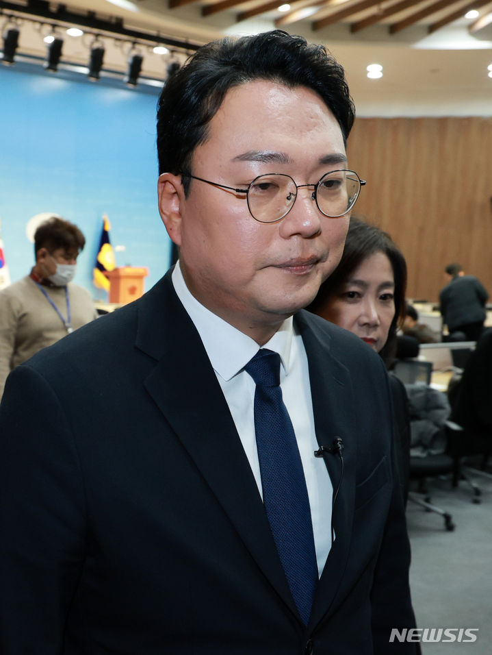 [서울=뉴시스] 고범준 기자 = 천하람 국민의힘 전남 순천갑 당협위원장이 29일 오전 서울 여의도 국회 소통관에서 국민의힘 탈당 기자회견을 마치고 이동하고 있다. 2023.12.29. bjko@newsis.com