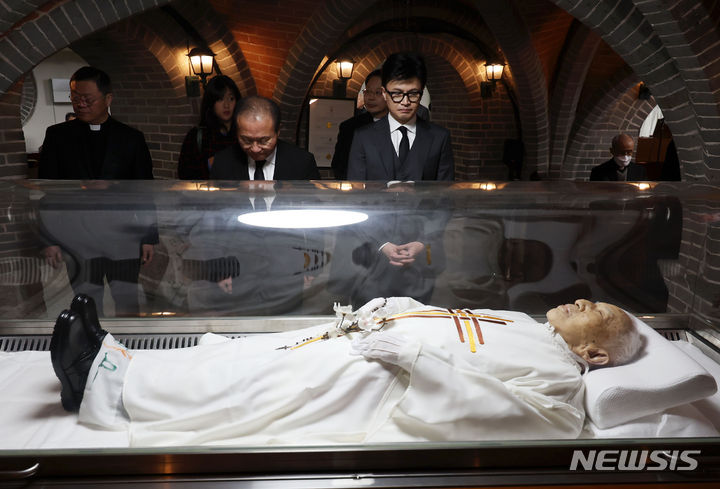 [서울=뉴시스] 홍효식 기자 = 국민의힘 한동훈 비상대책위원장과 윤재옥 당 대표 권한대행 겸 원내대표가 29일 서울 중구 명동대성당 지하성당에 마련된 고 정의채 몬시뇰 신부의 빈소를 찾아 조문하고 있다. 2023.12.29. yesphoto@newsis.com