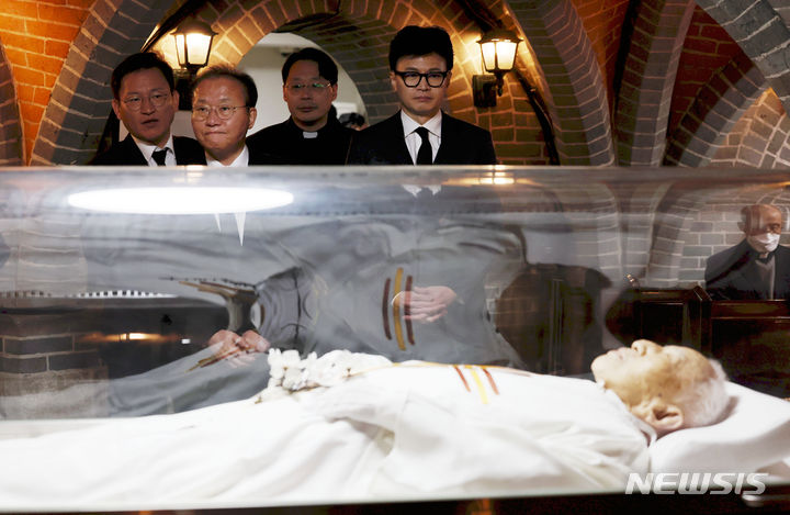[서울=뉴시스] 홍효식 기자 = 국민의힘 한동훈 비상대책위원장과 윤재옥 당 대표 권한대행 겸 원내대표가 29일 서울 중구 명동대성당 지하성당에 마련된 고 정의채 몬시뇰 신부의 빈소를 찾아 조문하고 있다. 2023.12.29. yesphoto@newsis.com