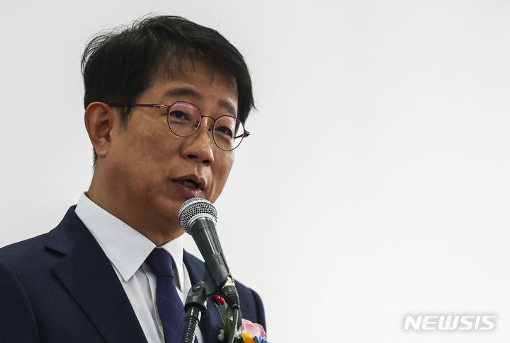 [서울=뉴시스] 정병혁 기자 = 박상우 국토교통부 장관이 29일 서울 용산구 서울역에서 열린 중앙선 KTX-이음 서울역 연장 개통식 행사에서 축사를 하고 있다. 2023.12.29. jhope@newsis.com