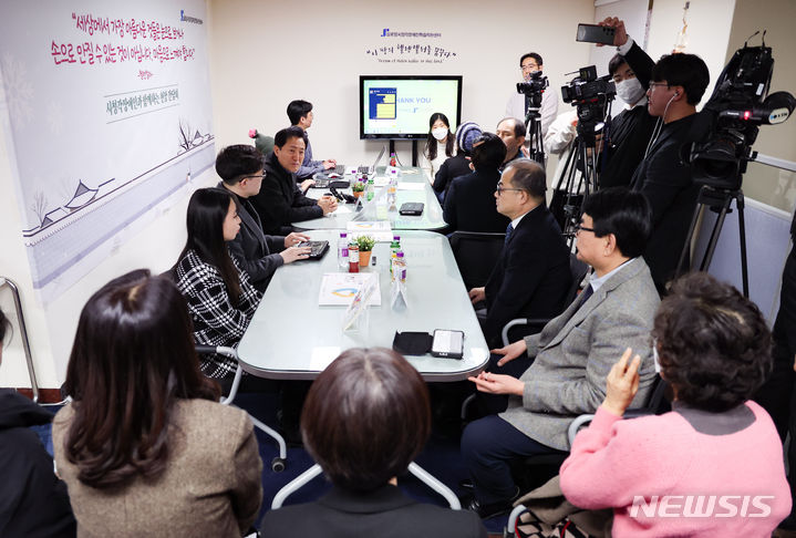 [서울=뉴시스] 황준선 기자 = 오세훈 서울시장이 29일 오전 서울 종로구 실로암시청각장애인학습지원센터에서 열린 시청각장애인과 함께 하는 현장 간담회에서 참석자들의 발언을 듣고 있다. 2023.12.29. hwang@newsis.com