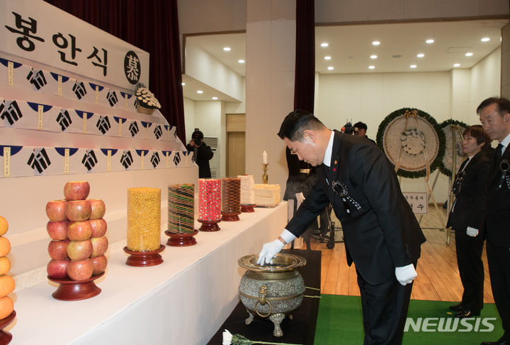 [서울=뉴시스] 사진공동취재단 = 신원식 국방부 장관이 서울 동작구 국립서울현충원에서 열린 '6.25 전사자 발굴유해 합동봉안식'에서 헌화 및 분향하고 있다. 2023.12.29. photo@newsis.com