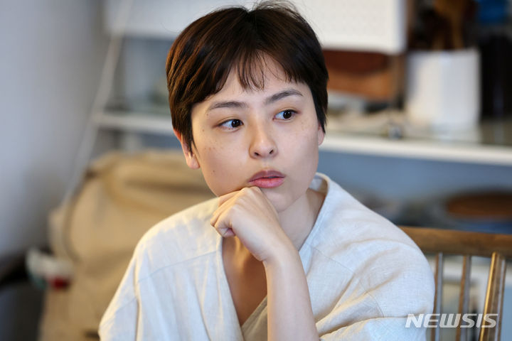 [서울=뉴시스] 박진희 기자 = 안담 작가가 29일 서울 은평구 자택에서 인터뷰 하고 있다. 작가는 최근 소설 '소녀는 따로 자란다'를 출간했다. 2023.12.30. pak7130@newsis.com