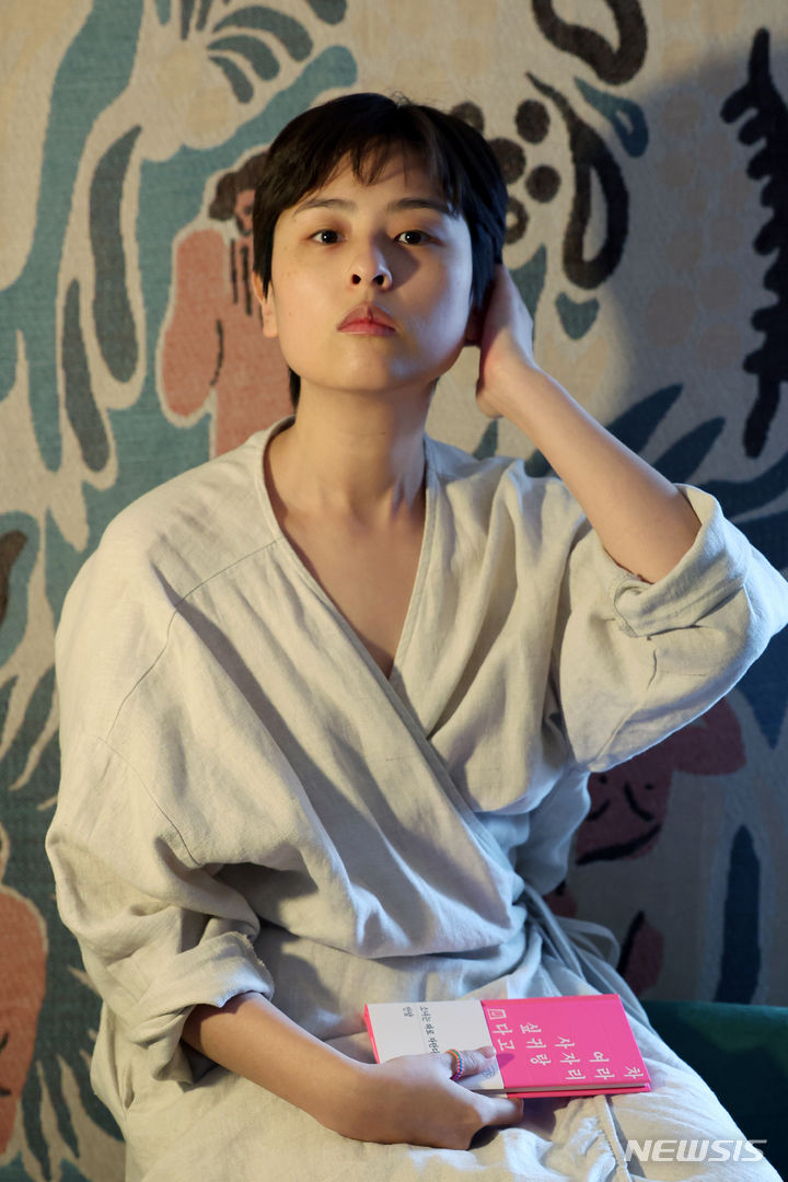 [서울=뉴시스] 박진희 기자 = 안담 작가가 29일 서울 은평구 자택에서 인터뷰 하고 있다. 작가는 최근 소설 '소녀는 따로 자란다'를 출간했다. 2023.12.30. pak7130@newsis.com