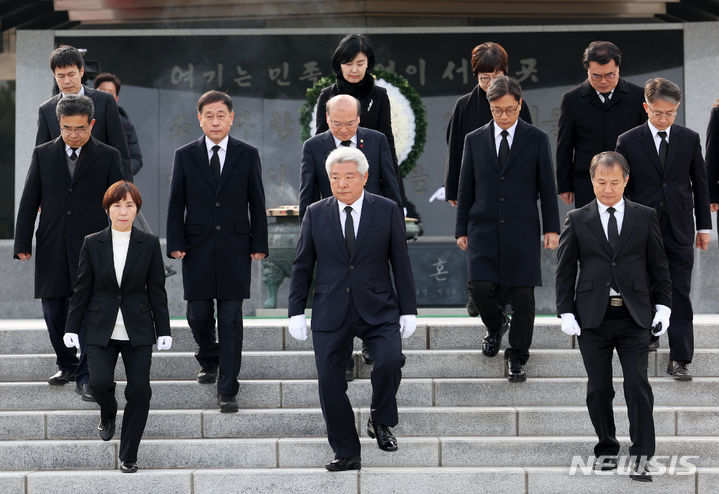 [서울=뉴시스] 홍효식 기자 = 김홍일 방송통신위원장이 29일 서울 동작구 국립서울현충원을 찾아 현충탑에 참배를 마친 뒤 이동하고 있다. 2023.12.29. yesphoto@newsis.com