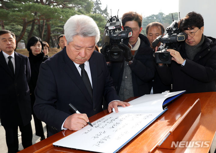 [서울=뉴시스] 홍효식 기자 = 김홍일 방송통신위원장이 29일 서울 동작구 국립서울현충원을 찾아 현충탑에 참배를 마친 뒤 방명록을 작성하고 있다. 2023.12.29. yesphoto@newsis.com