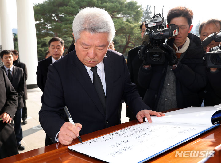 [서울=뉴시스] 홍효식 기자 = 김홍일 방송통신위원장이 29일 서울 동작구 국립서울현충원을 찾아 현충탑에 참배를 마친 뒤 방명록을 작성하고 있다. 2023.12.29. yesphoto@newsis.com