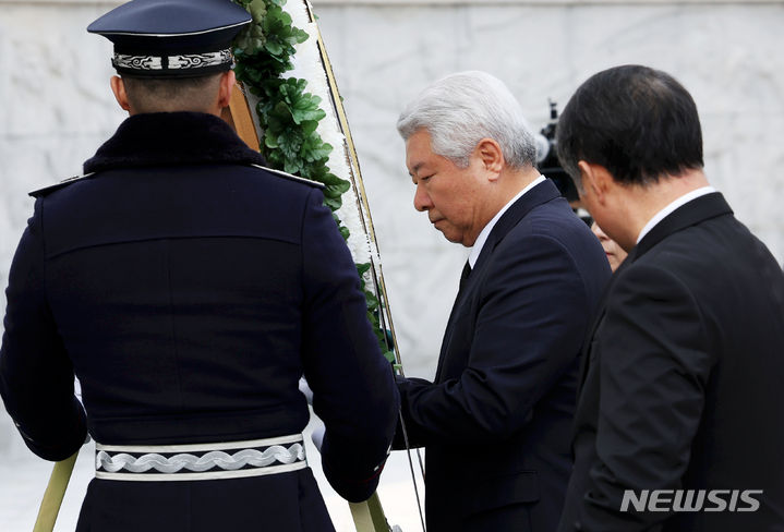 [서울=뉴시스] 홍효식 기자 = 김홍일 방송통신위원장이 29일 서울 동작구 국립서울현충원을 찾아 현충탑에 헌화하고 있다. 2023.12.29. yesphoto@newsis.com